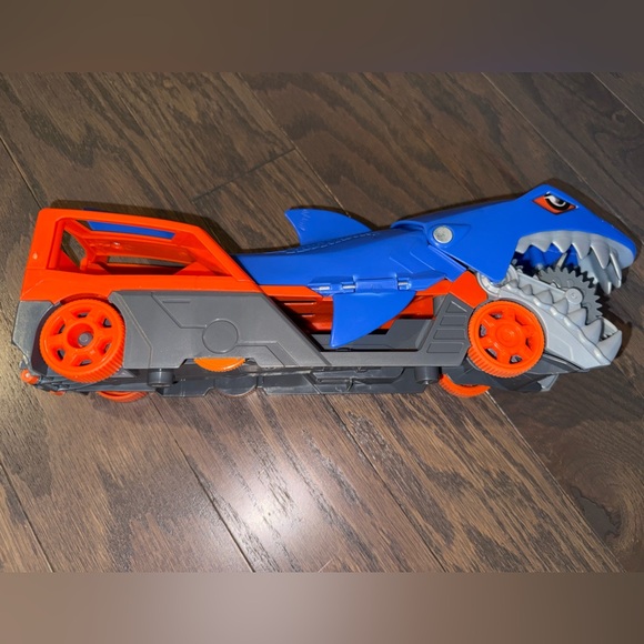Hot Wheels GVG36 Shark Chomp Transporter Playset -Eats Cars! - Picture 11 of 13